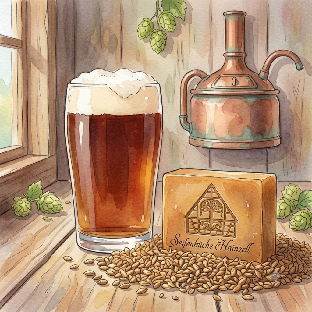 Aquarell-Illustration eines Stücks honigfarbener Seife der Seifenküche Hainzell mit eingeprägtem Logo, das in einem Haufen Gerstenmalz ruht. Daneben steht ein hohes Glas dunkles Bier mit Schaumkrone. Im Hintergrund ist eine kupferne Brennblase und frischer Hopfen an einer Holzwand zu sehen. (KI-Illustration)